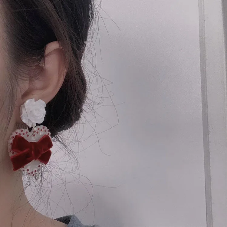 

2021 new Japanese style Retro Red Velvet elegant white moonlight Rose Earrings New Year's christmas new earrings earrings