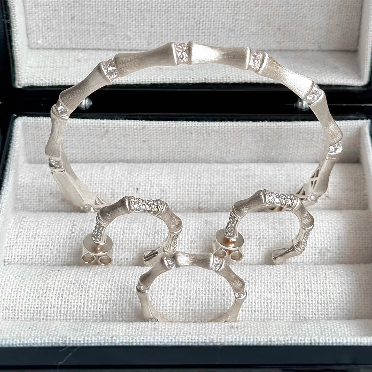 Комплект бижутерии из колье серёг и браслета