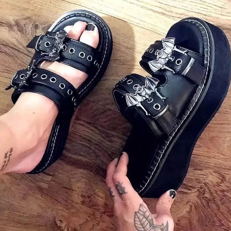 Женские дизайнерские шлепанцы с металлическими украшениями летние сандалии