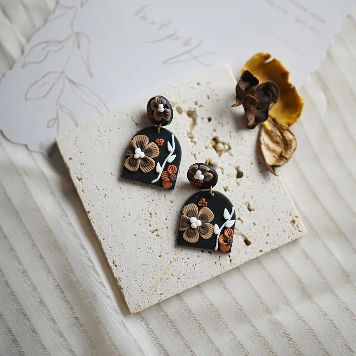 Модные модные висячие серьги с цветочным узором разных форм черные и синие из