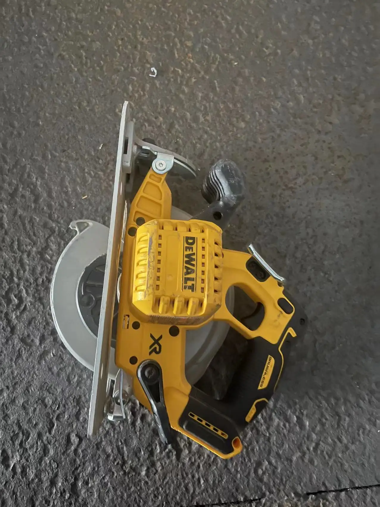 DEWALT DCS574B 20V MAX XR 7-1/4 дюймов Циркулярная пила с детектором мощности (только для