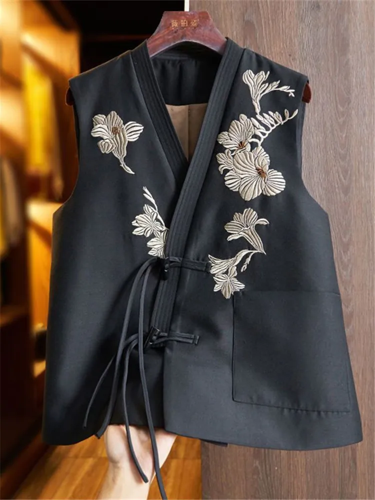 Женский традиционный этнический жилет с вышивкой