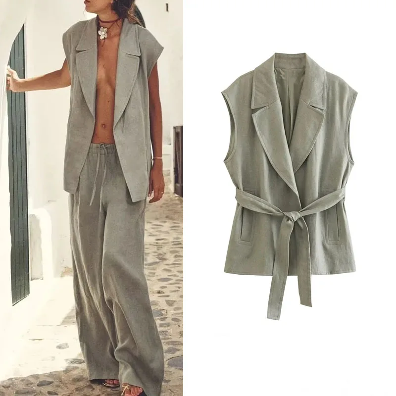 

Жилет с воротником с лацканами и боковыми карманами, без рукавов