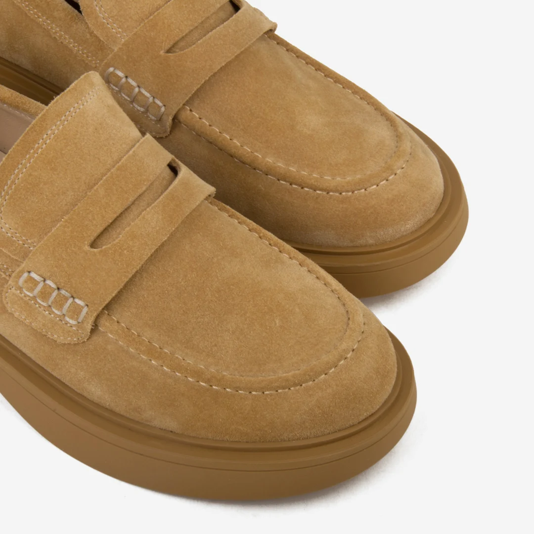 Лоферы женские из натуральной замши с круглым носком на низком квадратном