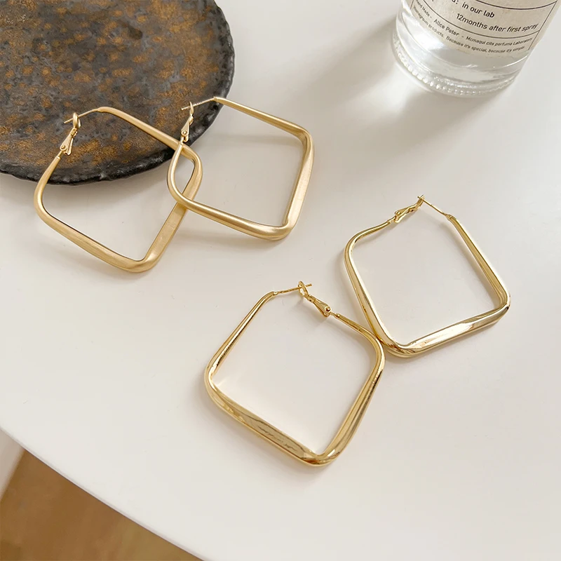 Простые и стильные большие серьги-гвоздики с геометрическим рисунком для женщин