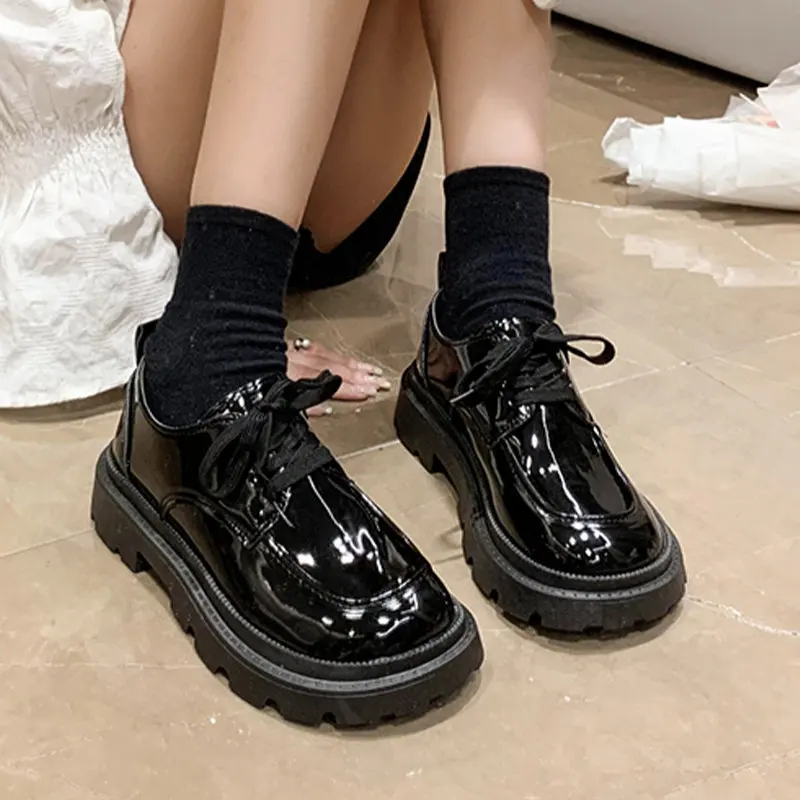 

Женские туфли с перекрестной шнуровкой, на плоской платформе