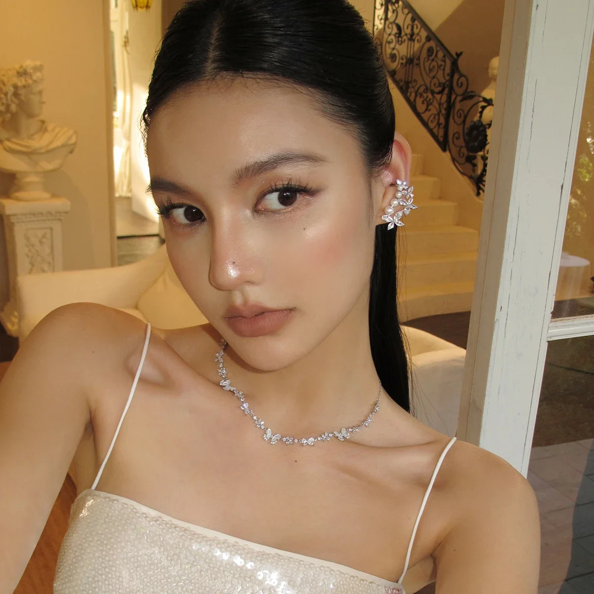 Белое ожерелье с бабочкой JIANIYADI