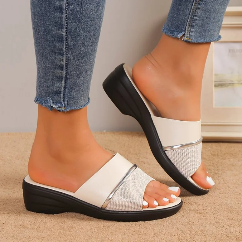 

2023 New Patchwork Med Heels Slippers Women Summer Casual Non-Slip Beach Slides Woman Metal Decoration Platform Flip Flops Shoes