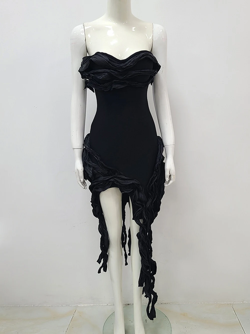 Женское платье-миди без бретелек с бахромой