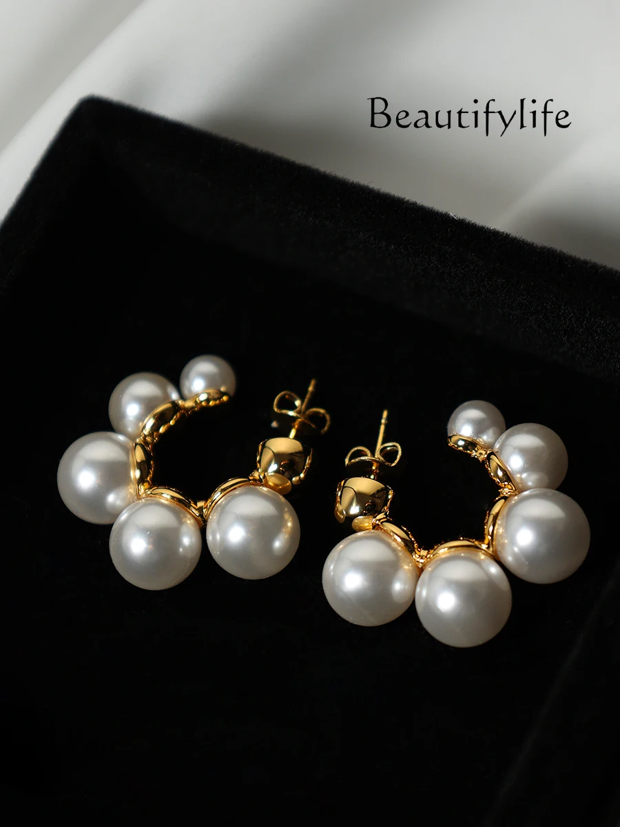 Нежные и современные серьги-гвоздики с жемчугом Сваровски простые