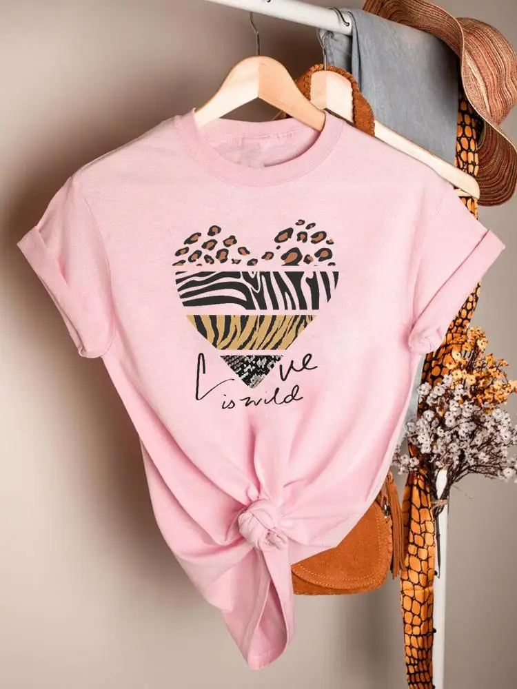 

Женская футболка с леопардовым принтом в виде сердца и букв 90-х годов, летняя одежда с коротким рукавом, повседневная женская футболка, модные футболки с графическим принтом