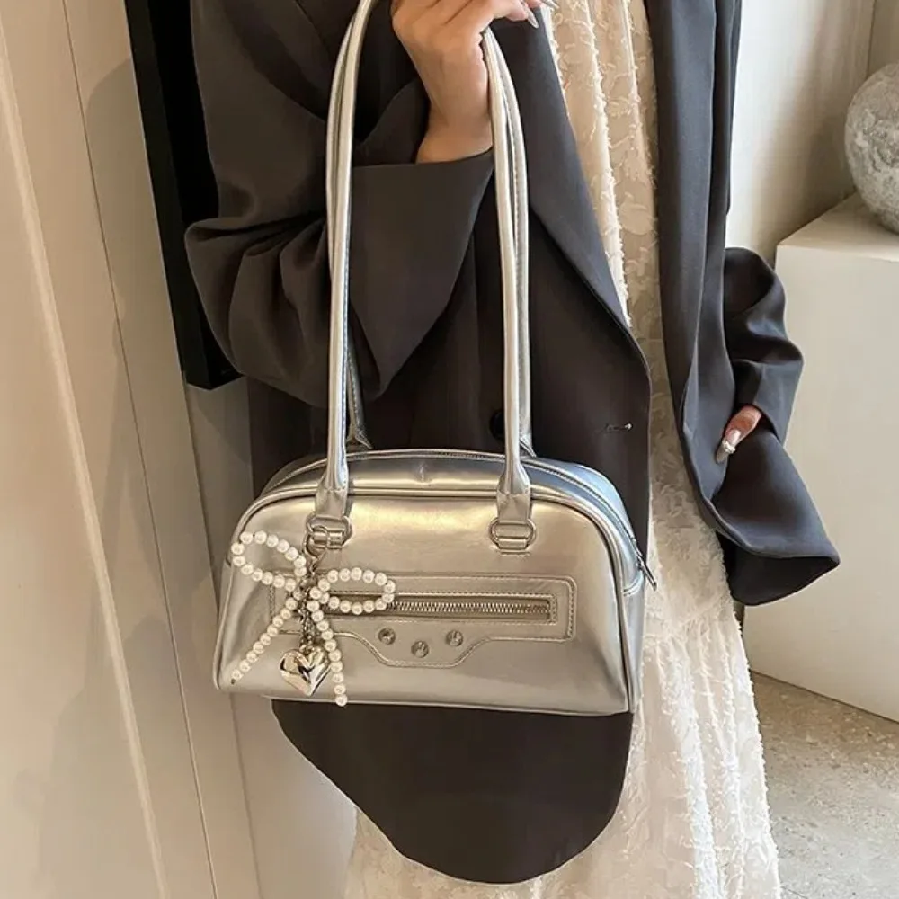 Текстура цепочки с бантом сумка на плечо жемчугом и подвеской большая