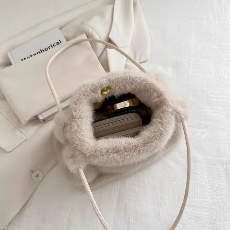 wa damska futrzana marszczona jesienno-zimowa luksusowa jednokolorowa torba na ramię minimalistyczny styl pasek ze skóry PU elegancka z uchwytem