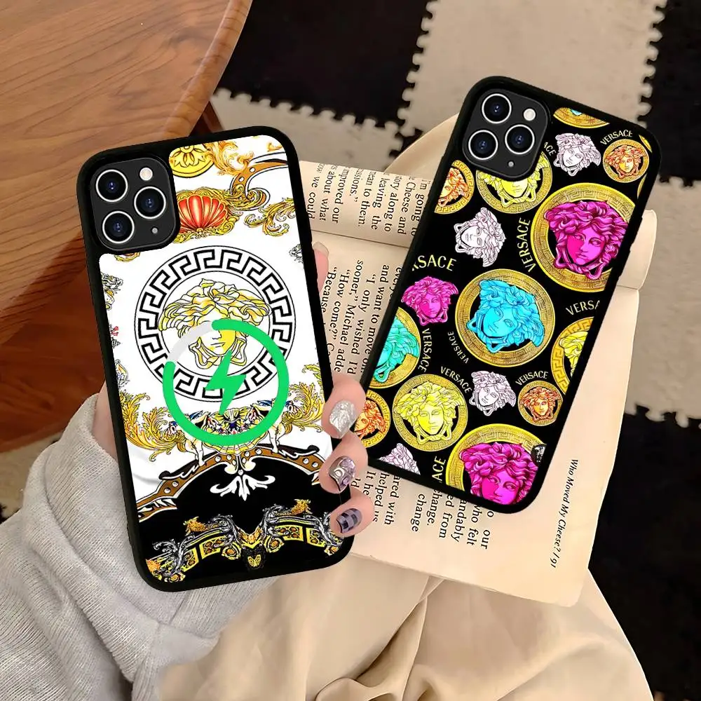 Фото Модный и роскошный чехол для телефона V-Versace для iPhone 17 Air 16 15 14 13 12 11 Pro Max Plus с поддержкой беспроводной зарядки Magsafe. №1