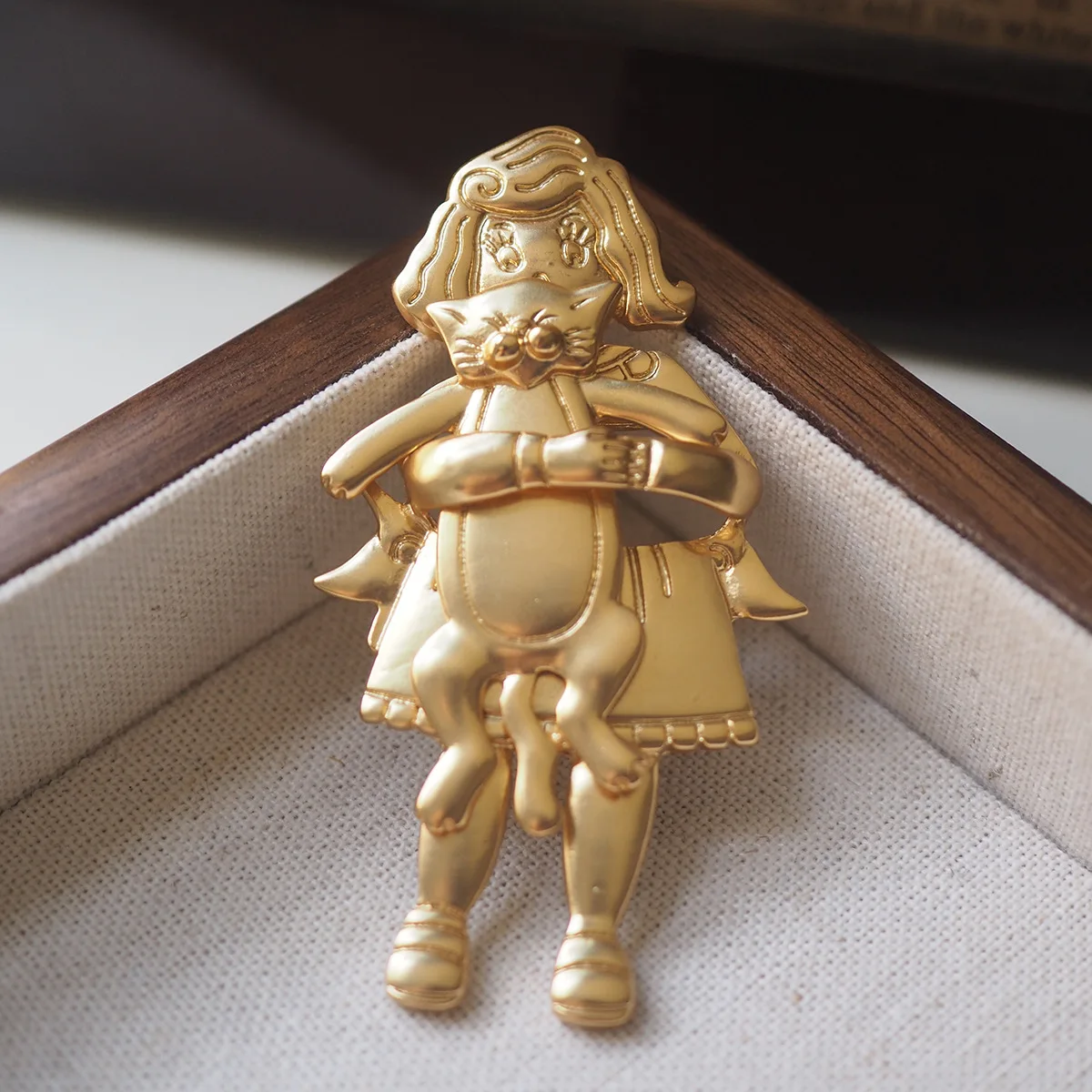 

Unique vintage cat-holding girl gold-plated split Removal Brooch Corsage Stud earrings