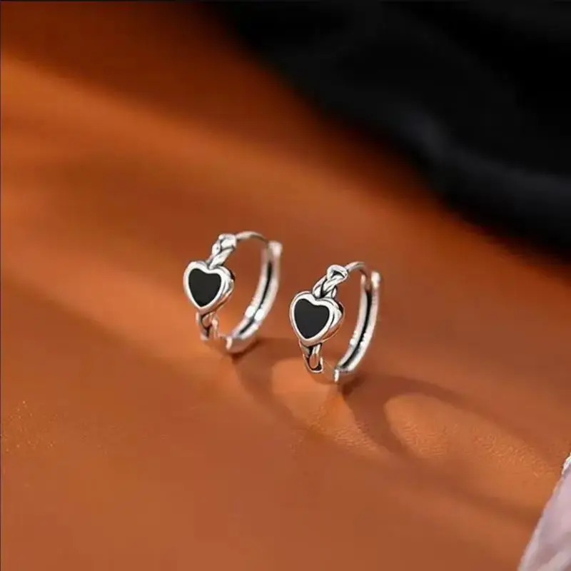 Женские серьги-кольца из серебра 925 пробы с черным сердцем