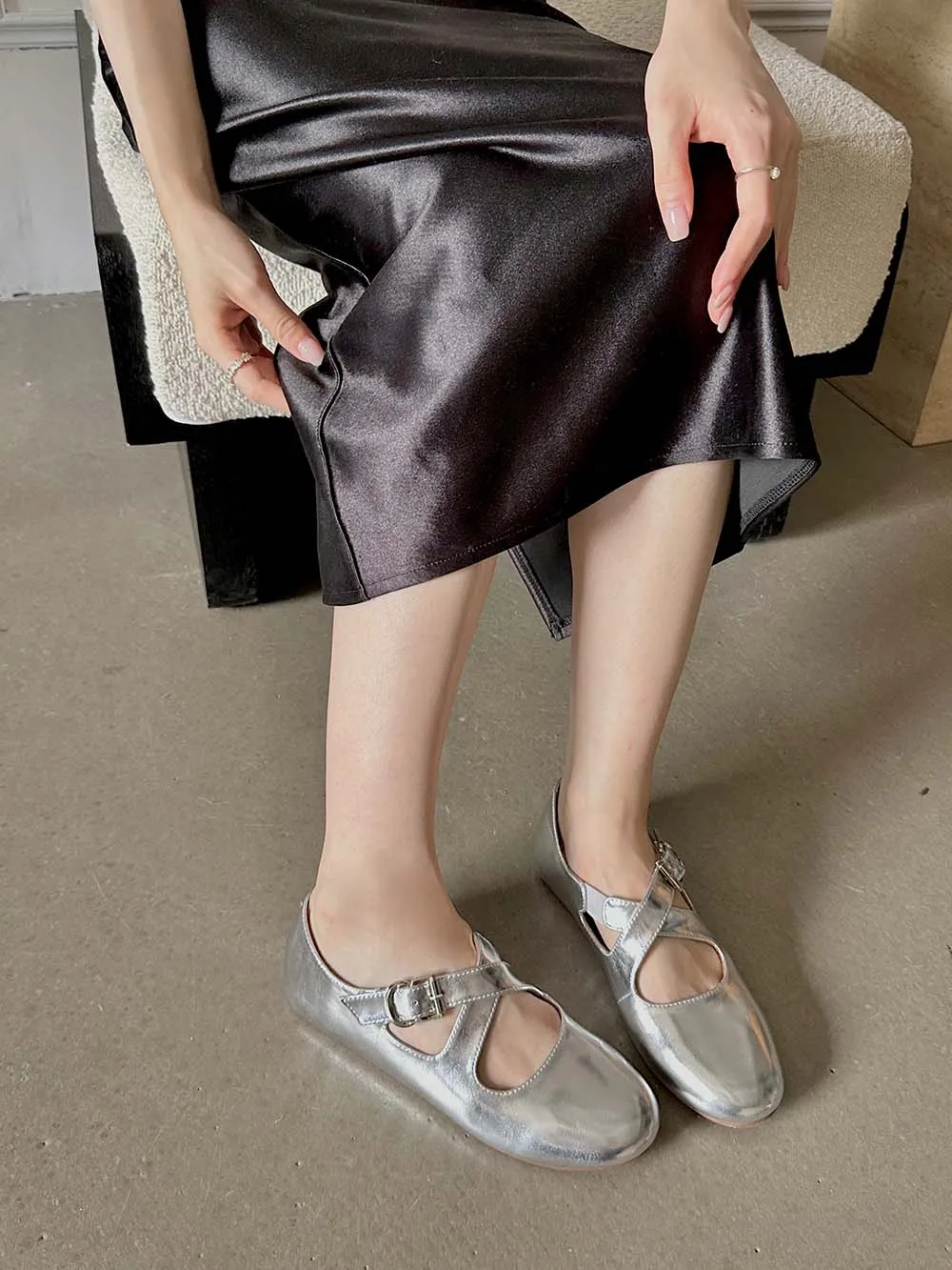 Женские лоферы с круглым носком на плоской подошве перекрестными ремешками без