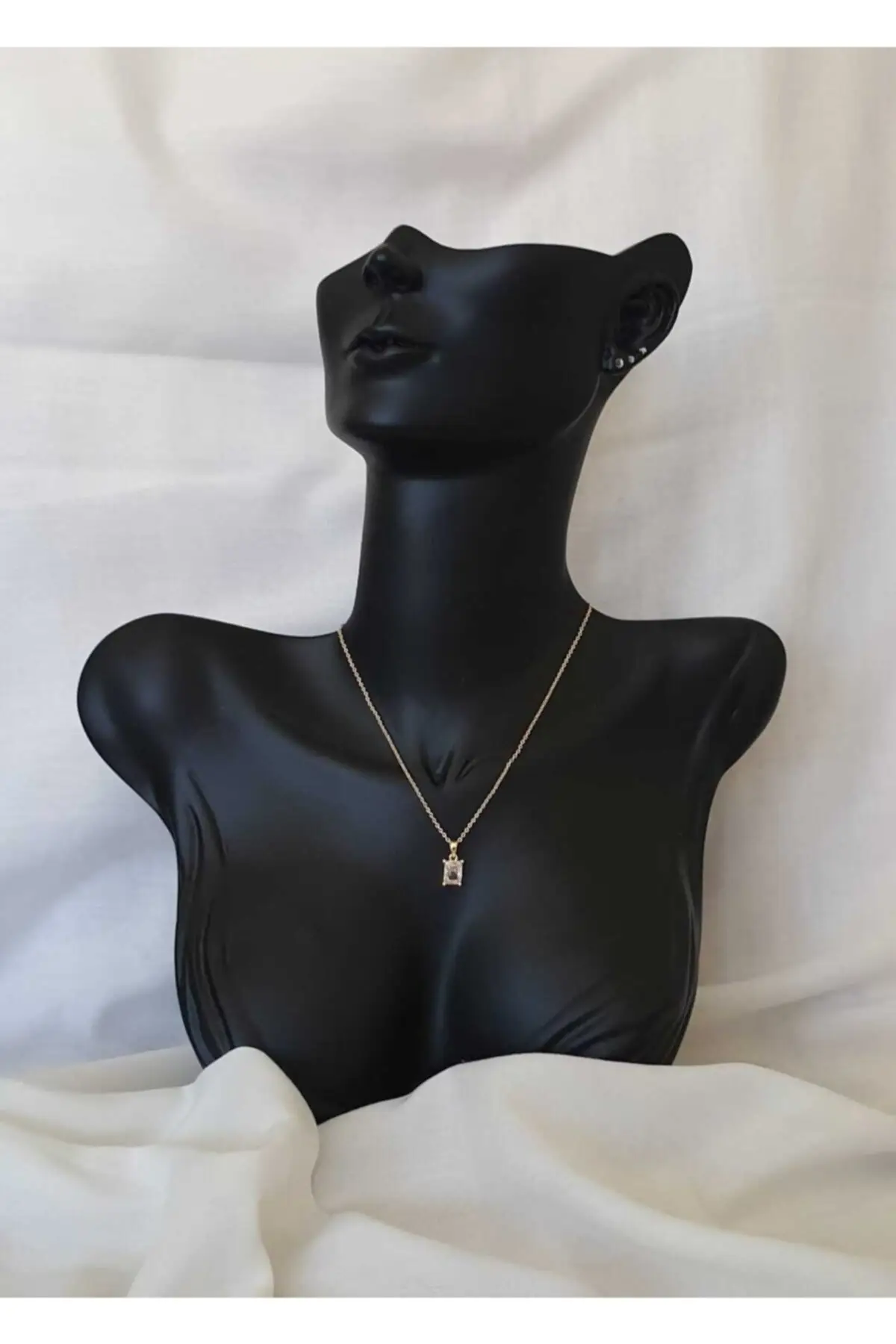 

Золотое стальное ожерелье с одной сумкой