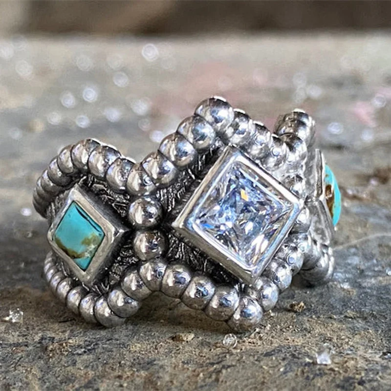 

Vintage Shaped Metal Hand-carved Pattern Ring Inlaid with Three-dimensional Zirconia Green Stone Personality Ring