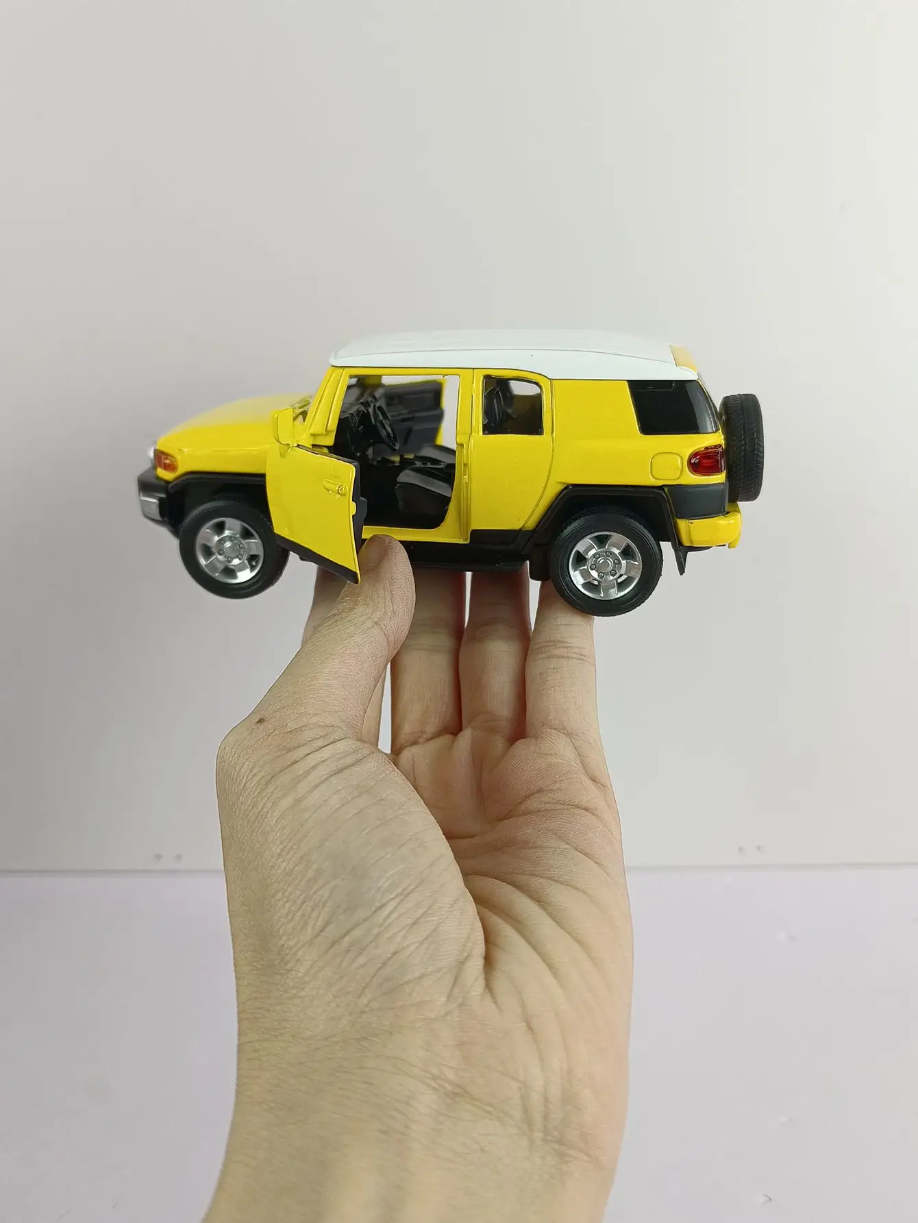 Коллекционная модель 1/32 Toyota FJ Cruiser из металлического сплава создана под