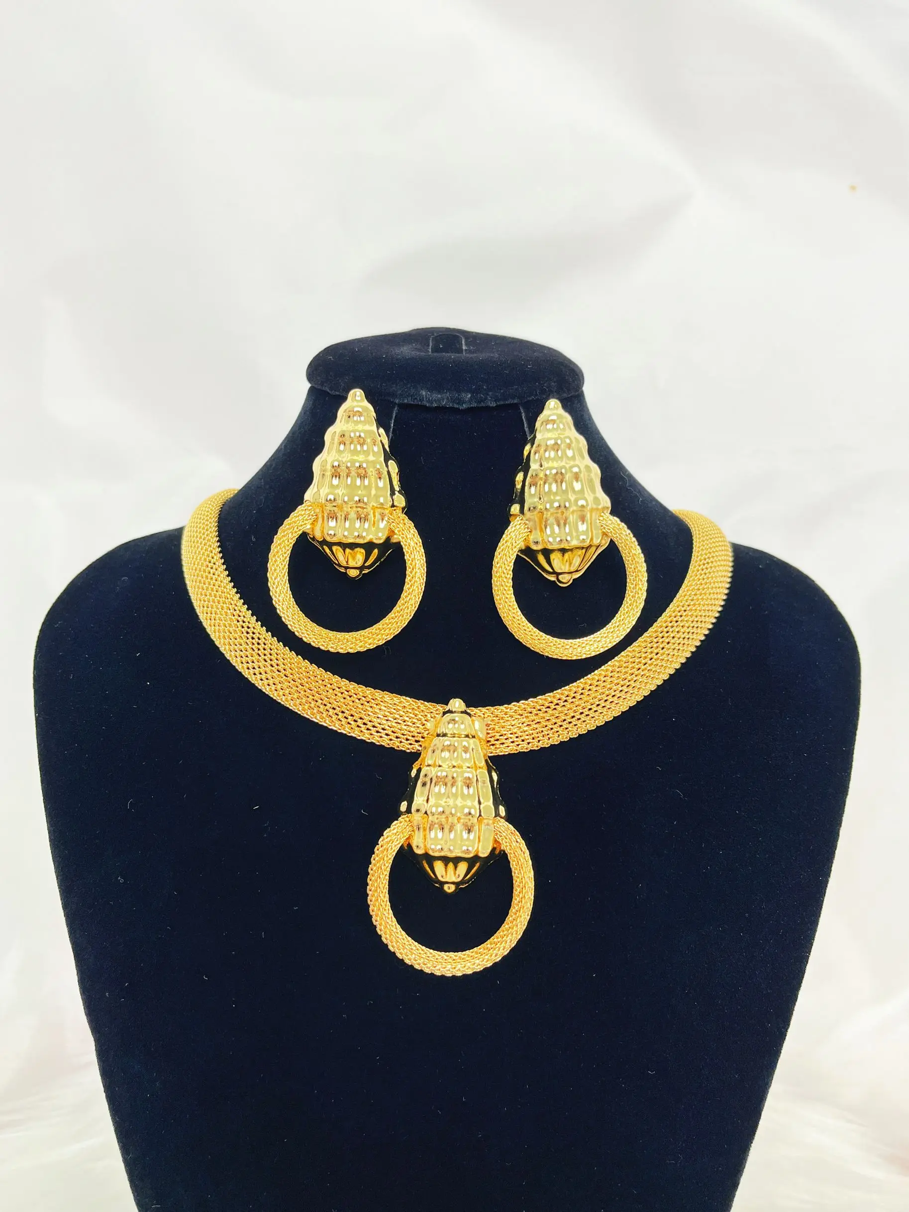 

Necklace Earrings Three-Piece Set of Gold Color Fashion Jewelry Ladies Wear Party Wedding Anniversary