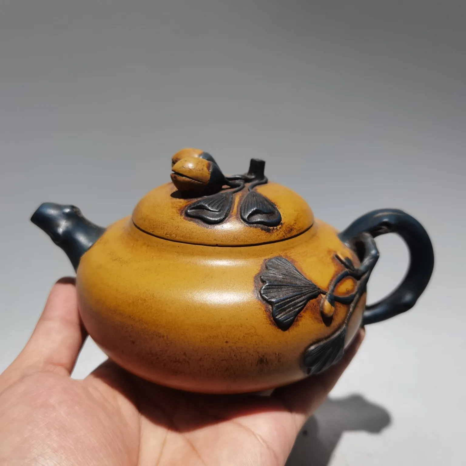 

7" Chinese Yixing Zisha Pottery Loquat fruit two-color kettle teapot flagon yellow mud Ornaments Gather fortune Town house