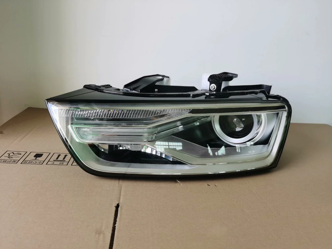 Для Audi Q3 2016-2018 спрятанная ксеноновая фара Европейская версия в сборе