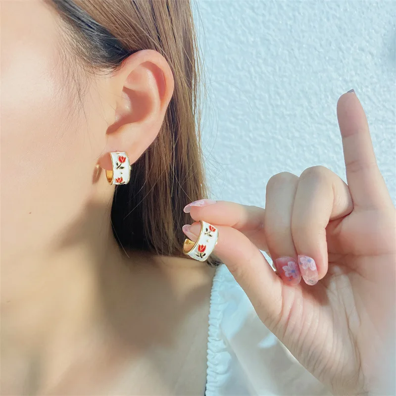 

2023 New Ins Simple Small C-shaped Rose Earrings Fashion Niche Temperament Women's Casual Ear Accessories Wholesale