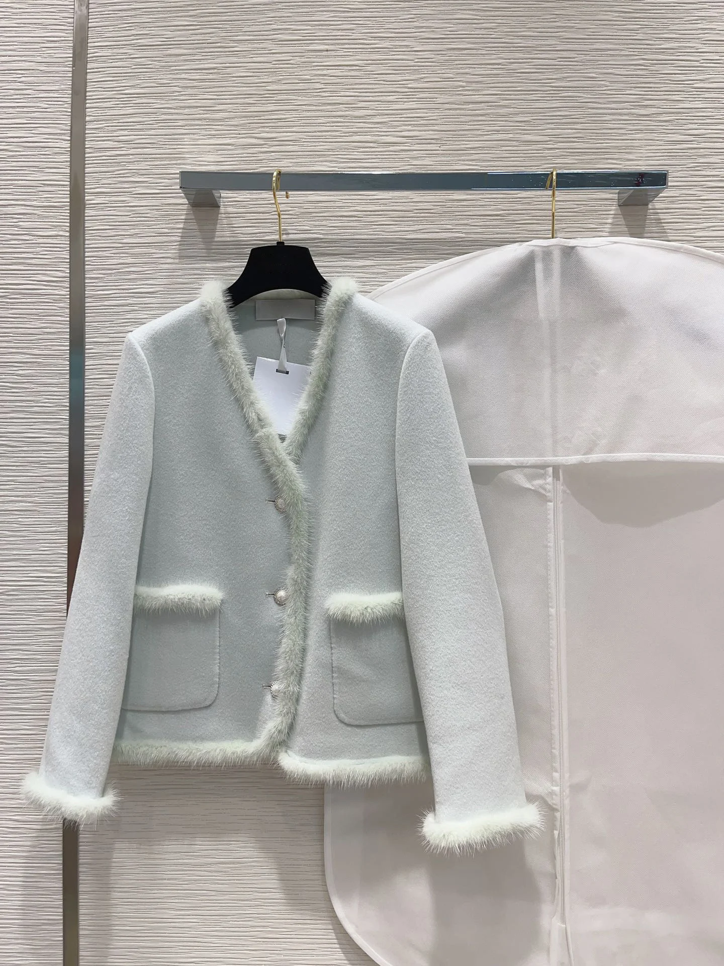 

Короткое кашемировое пальто разных цветов, базовый и классический цвет, выглядит очень современным, простым, повседневным и тканевым 9,12