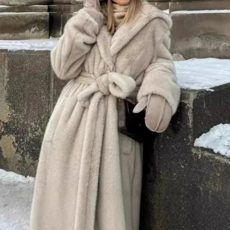 Женское зимнее утепленное пальто из искусственного меха с капюшоном
