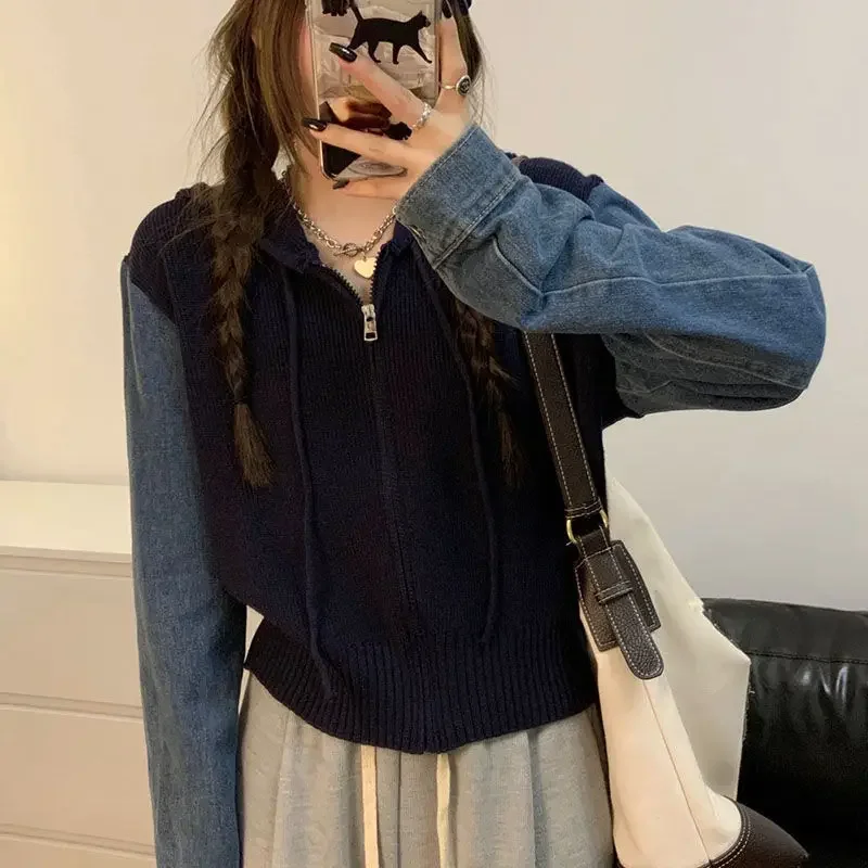 Женский укороченный джинсовый кардиган с капюшоном в стиле пэчворк