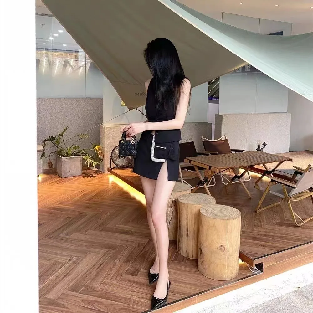 Мини-юбка с пряжкой на талии разрезом |