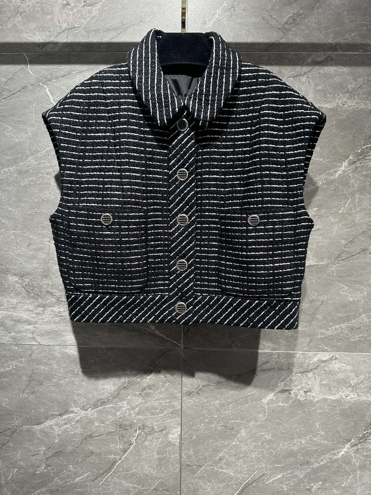 

Vest lapel neckline design black and white stripes color matching silk lining loose version 2023 summer new hot