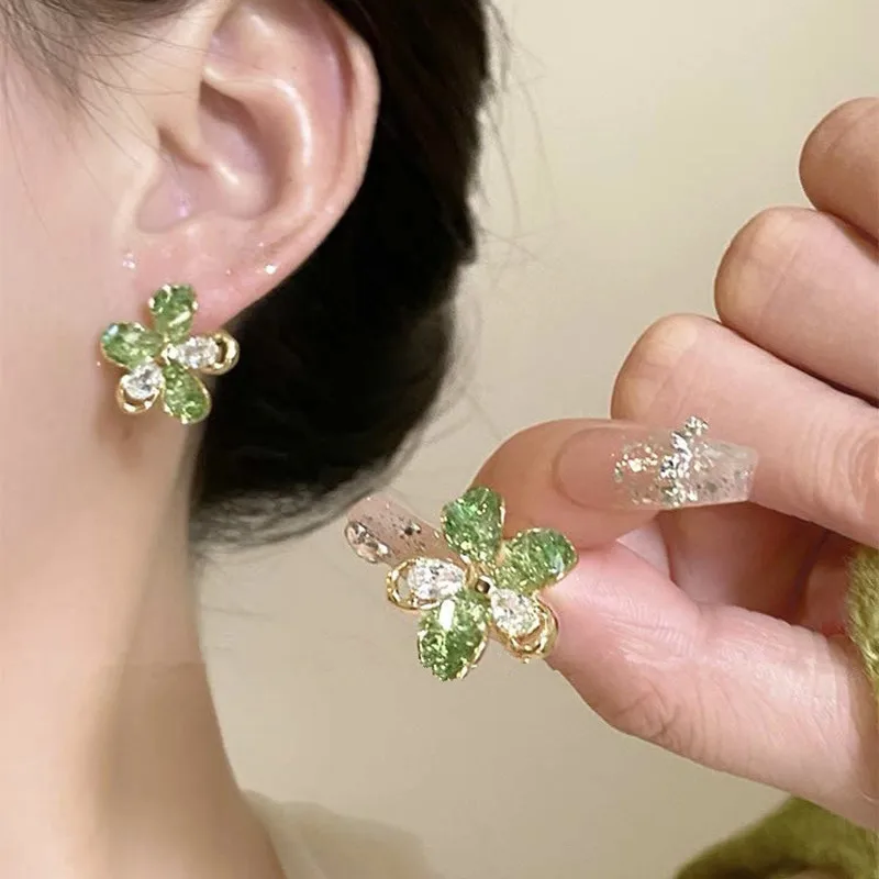 Женские серьги в виде цветов с зелеными кристаллами