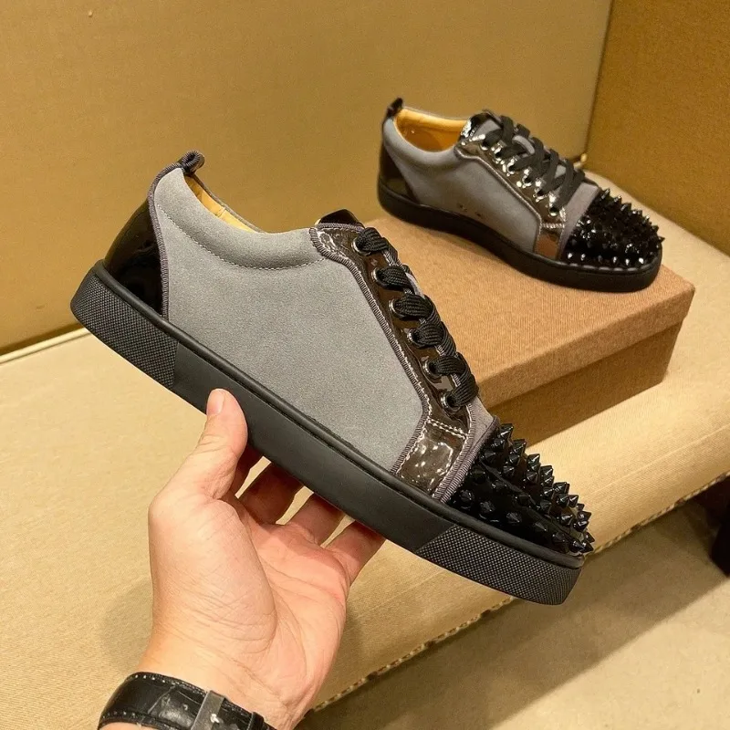 

Luxury Fashion Brand Men loafers Spikes Men's leather shoes Rivets Casual Flats Sneakers Birthday Present High quality Winter
