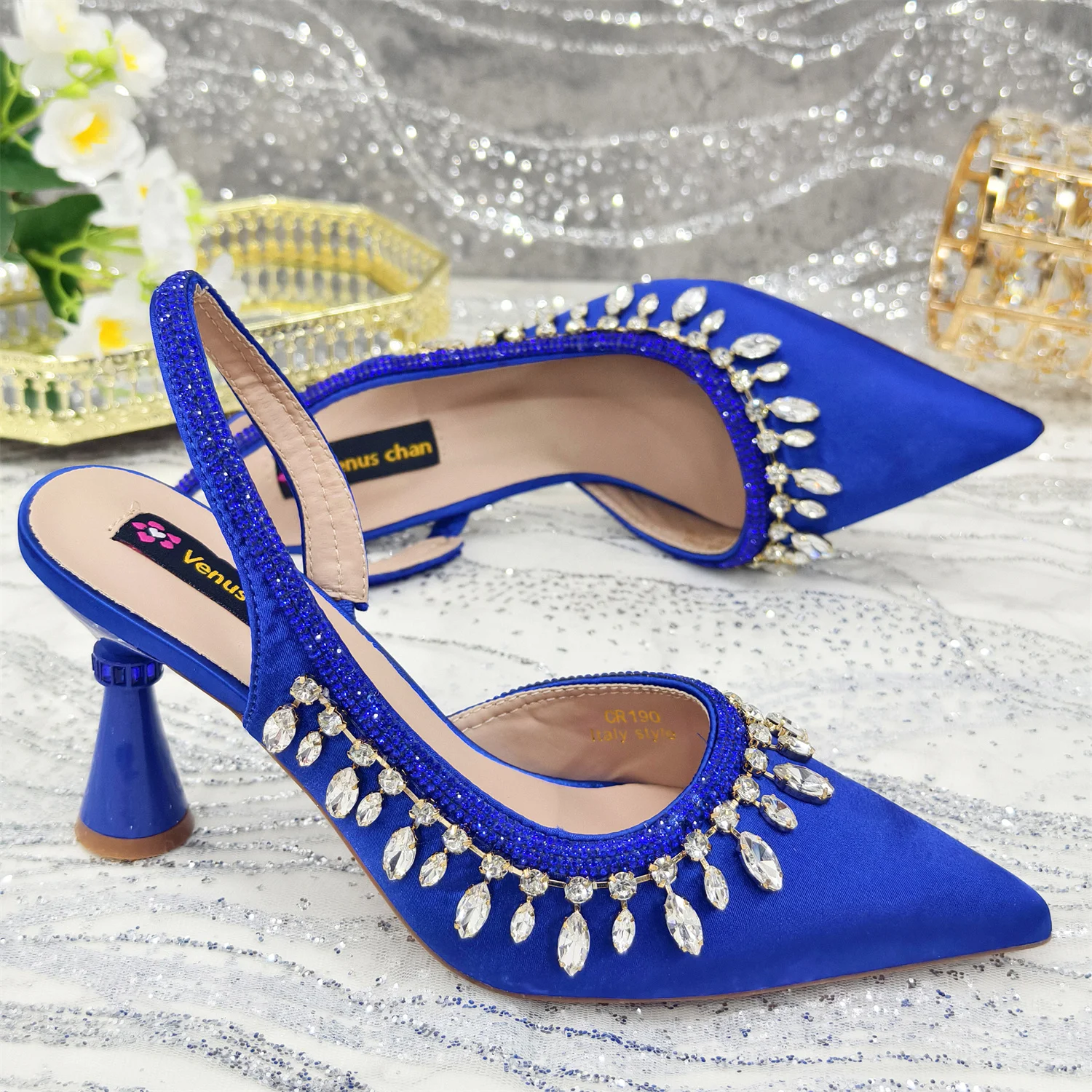 Мода 2025 года комплект туфель и сумок на высоком каблуке с острым носком стразами