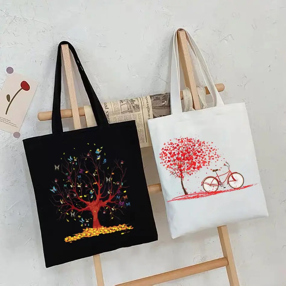 Цветная наклейка на одежду с рисунком дерева