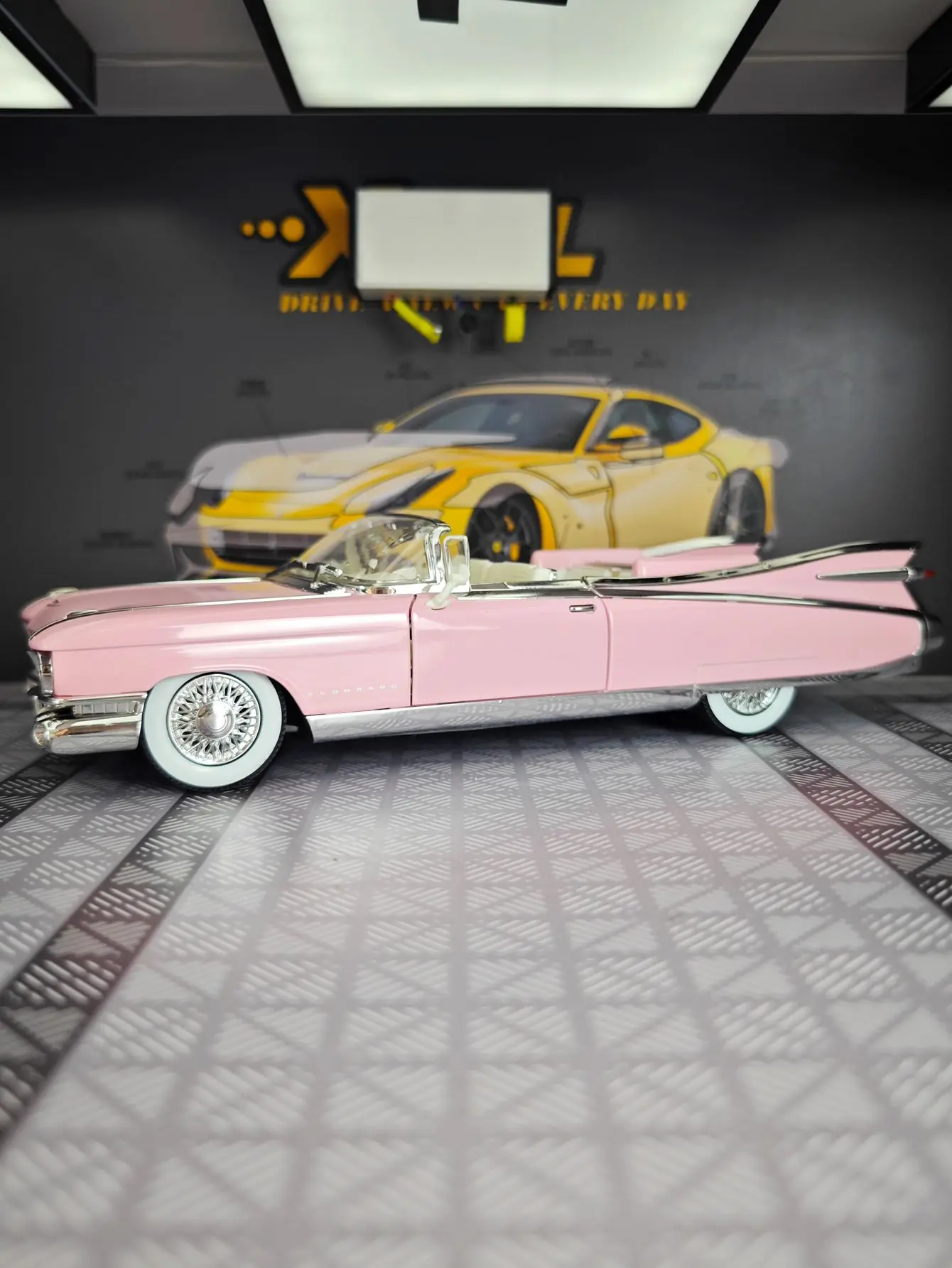 Фото 1:24 Eldorado 1959, модель автомобиля из сплава, трансформируемая детская игрушечная машина Super Run с имитацией звука и функций освещения. №3