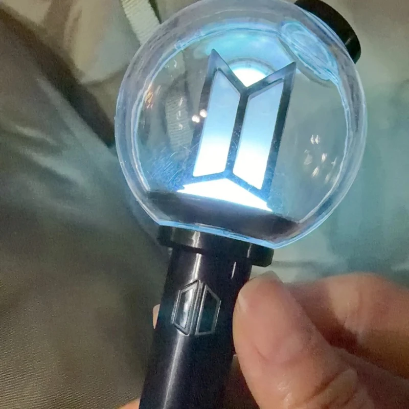 Фото В наличии: Хит продаж! Миниатюрный светящийся брелок-подвеска K-pop Army Ver 4 для фанатов, украшение для концертов и рюкзаков, подарок. №5