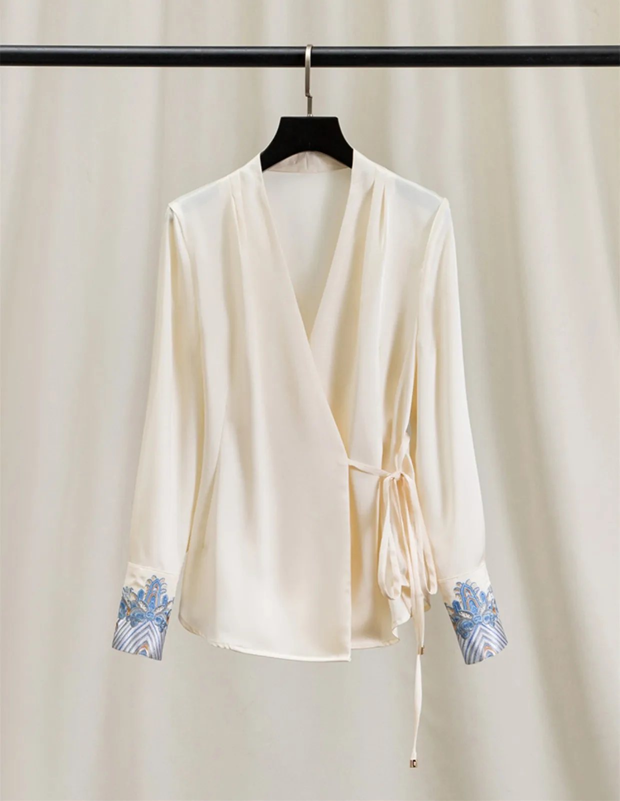 Рисунок 3 - Блузка Женская атласная с V-образным вырезом