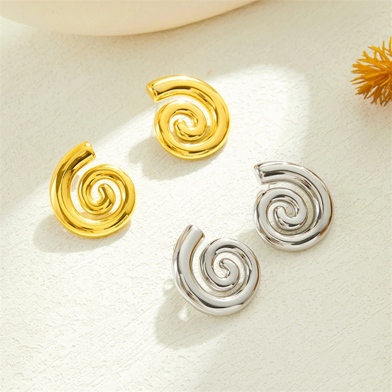 Женские серьги в виде морской улитки золотого цвета 1 пара