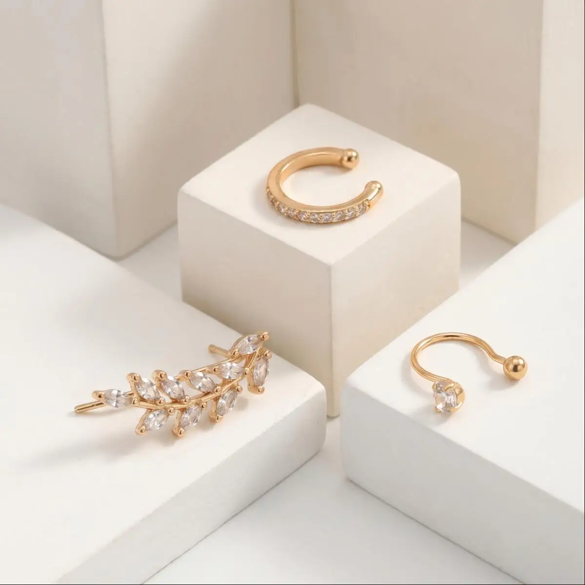 Фото Серьги-клипсы AIMH PVD с золотым покрытием, медные, в форме листа, с фианитами, набор для женщин, модные ювелирные украшения, подарок, для повседневной носки №4