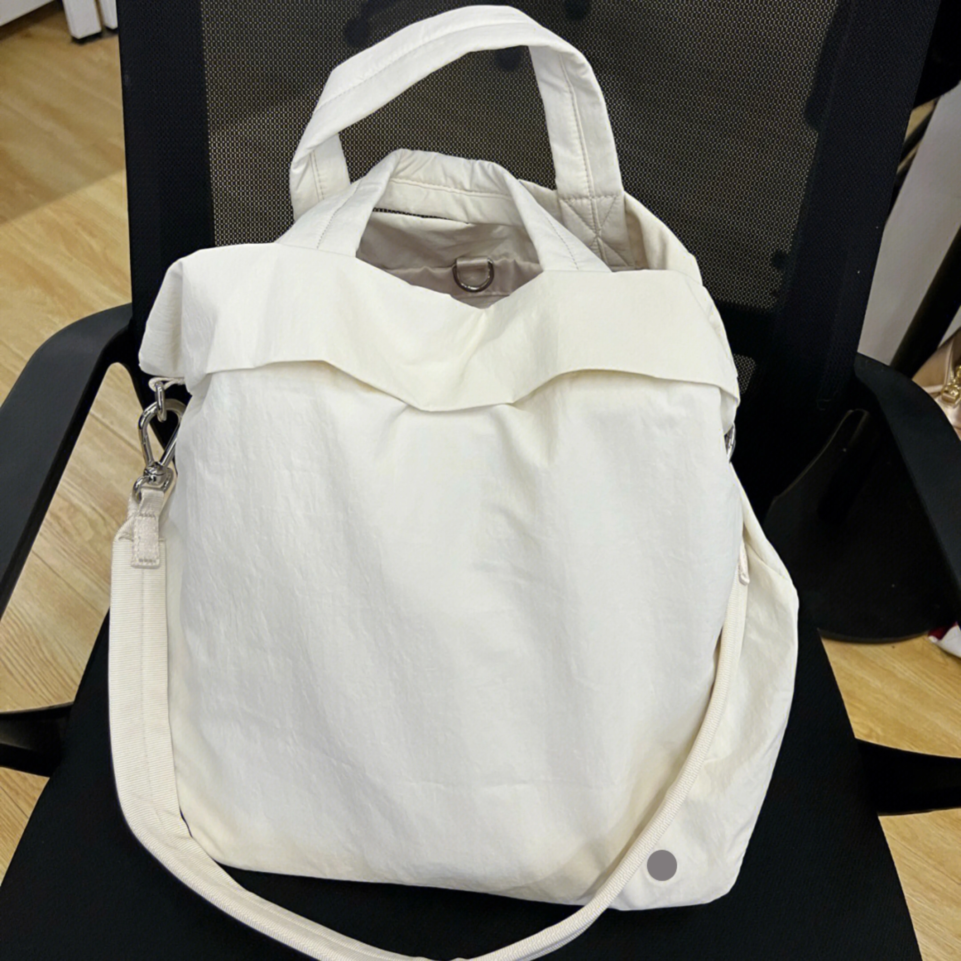 NWT Luluwomen On My Level Bag 19L Designed For On The Move Tote Shoulder Bag Water-Repellent Fabric Outdoor Sports Fitness Bag