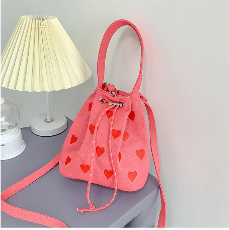 

Женская сумка-мешок с вышивкой в виде РОЗОВОГО СЕРДЦА, Модный мессенджер с надписью Love, маленькая сумочка на шнурке для девушек и женщин