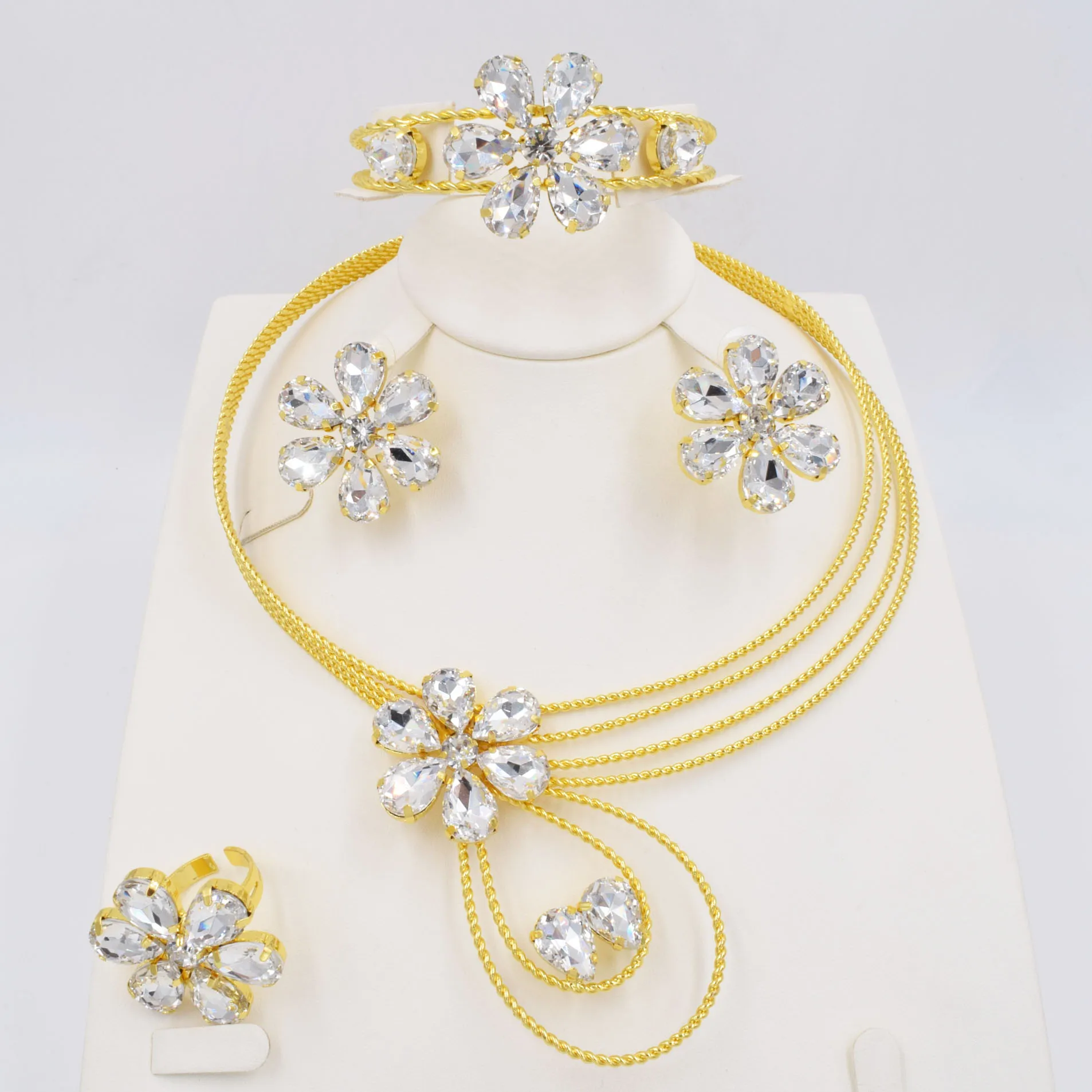 Комплект из колье и серёг в классическом стиле