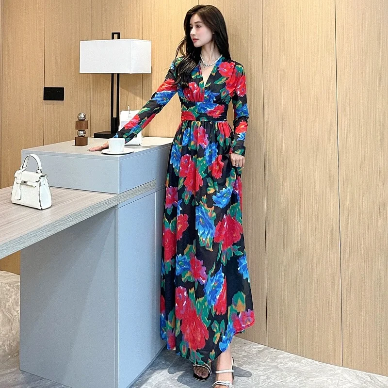 

Женское платье с V-образным вырезом и принтом