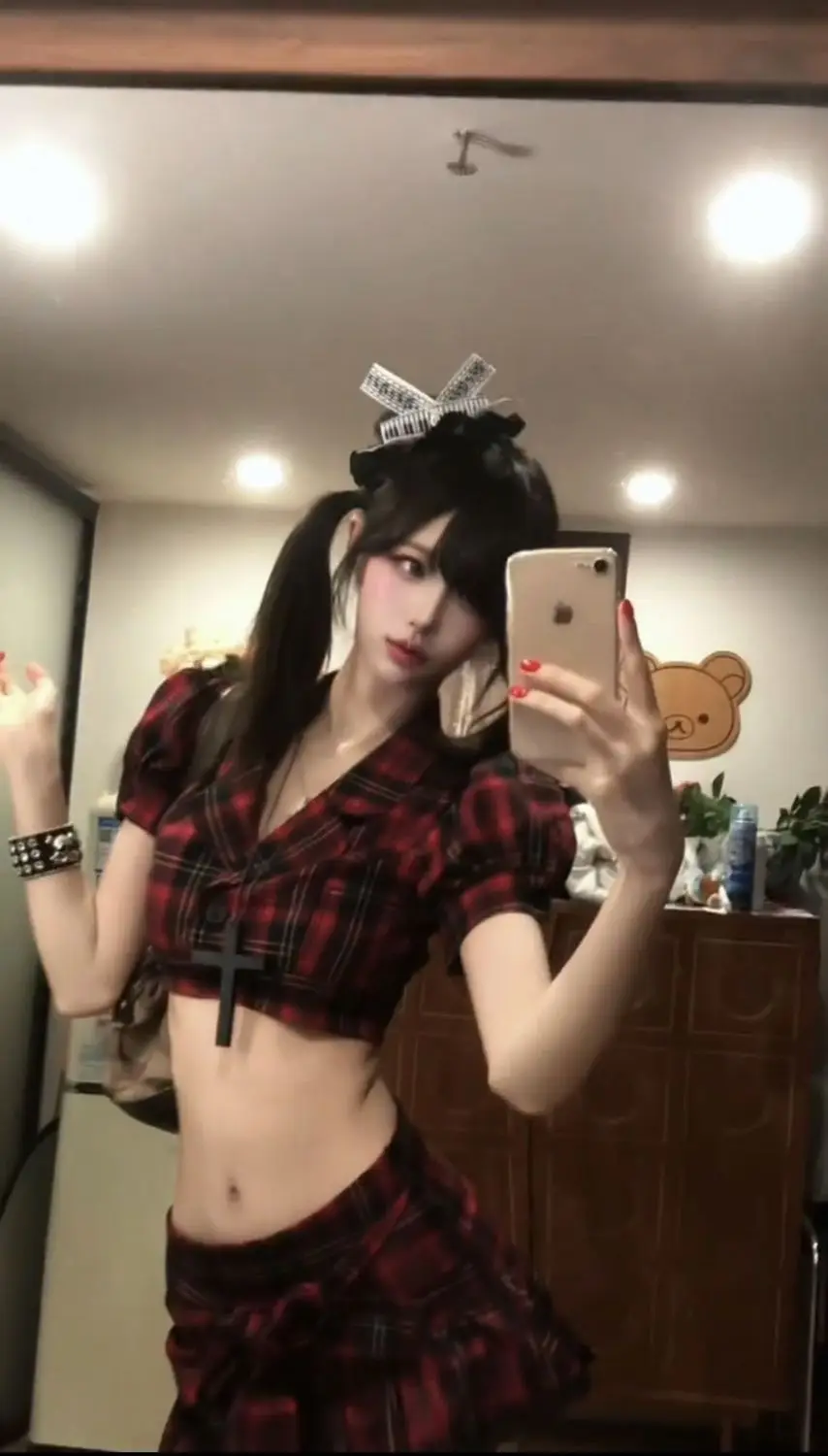Фото Комплект из 2 предметов в стиле Y2K Goth Punk: укороченный топ с отложным воротником и плиссированная мини-юбка с низкой талией, облегающий сексуальный наряд для вечеринок, 2026 №3