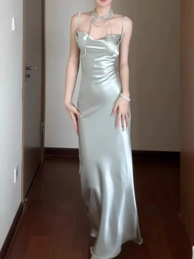 Женское атласное платье на бретельках
