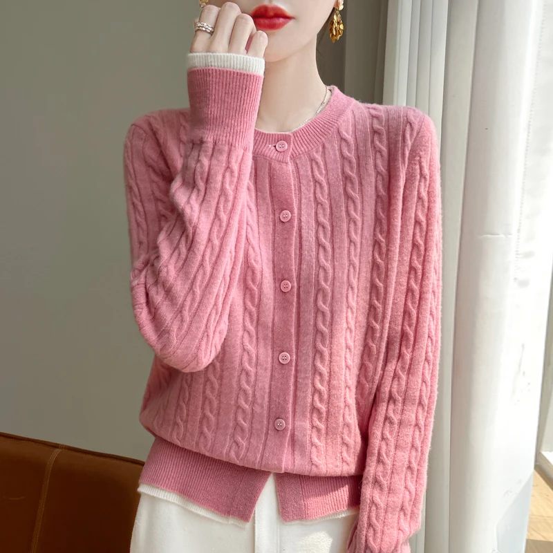 Короткий вязаный свитер с контрастной расцветкой