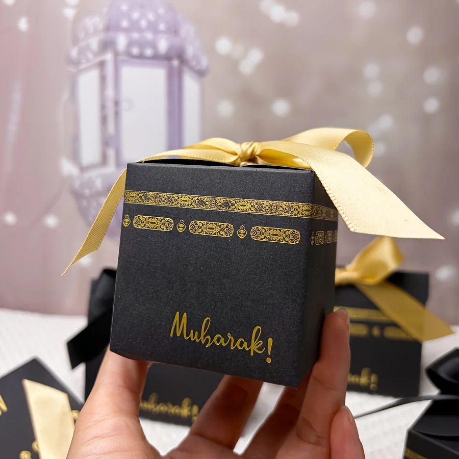 

Подарочные коробки из картона с золотыми акцентами